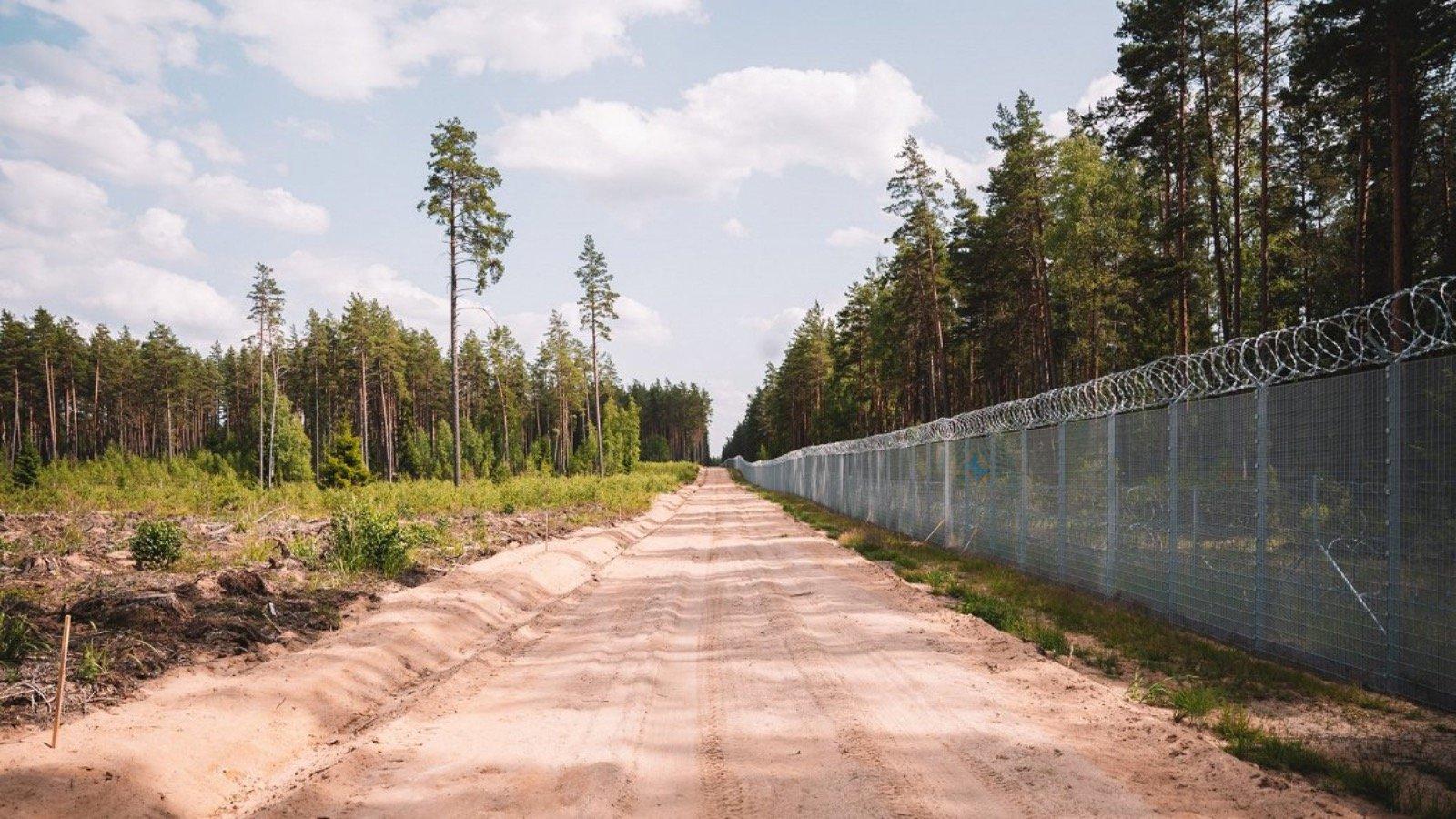Гібридна атака Лукашенка: Мінськ змістив міграційний тиск на кордон Латвії напередодні виборів