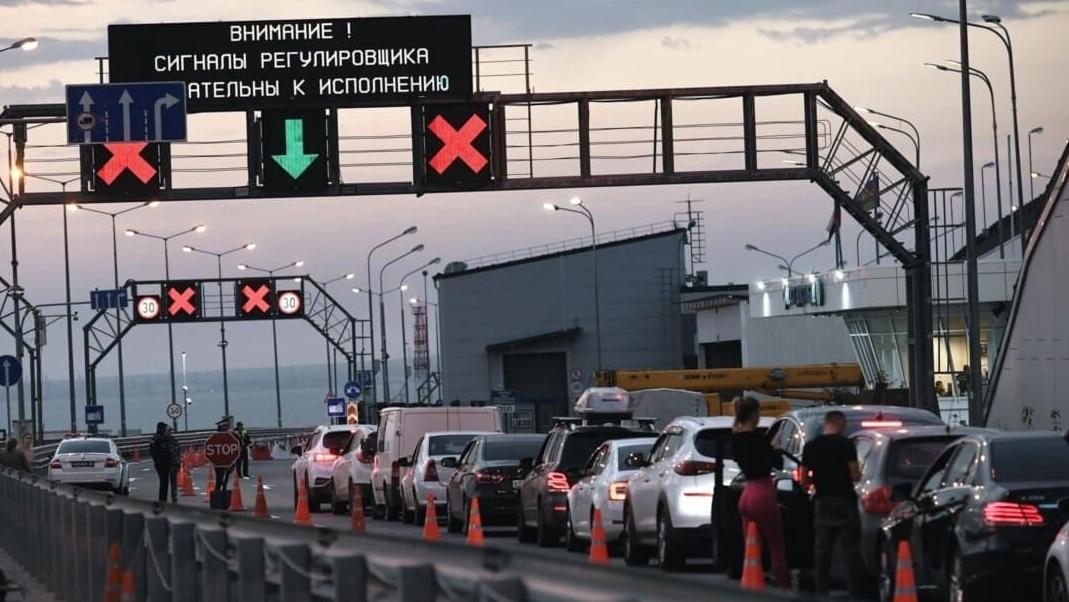 Окупанти запровадили нові обмеження для руху «Кримським мостом»