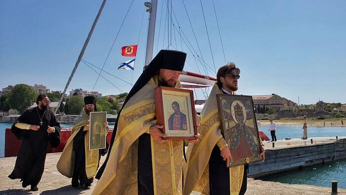 Український священник-зрадник очолив у Криму хресну ходу на честь «возз'єднання з росією»