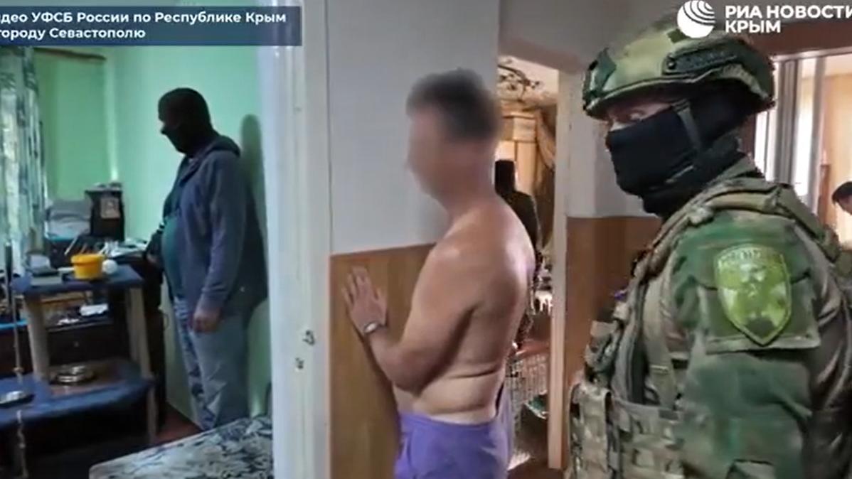 ФСБ в Криму затримало чоловіка, якого звинувачують в організації діяльності релігійного осередку «Свідки Єгови»