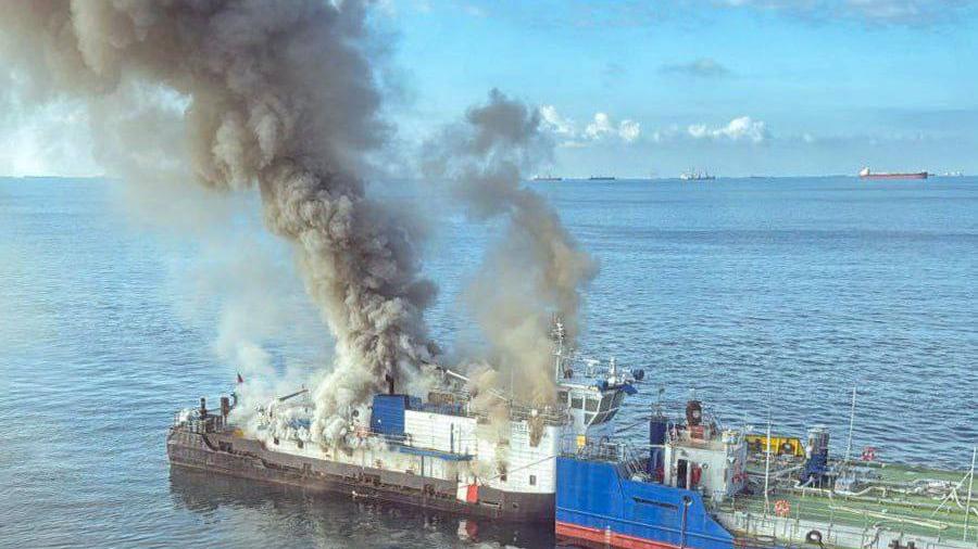 У Керченському проливі горить російський буксир