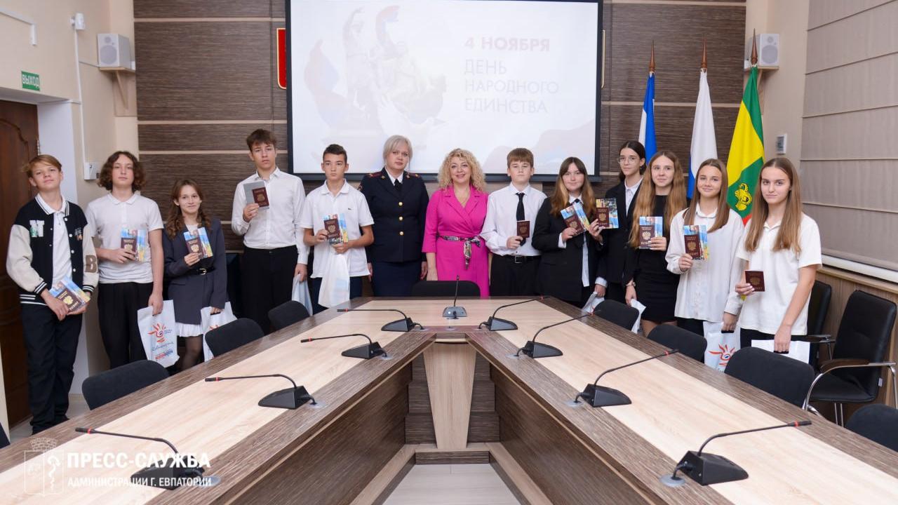 «Голова Євпаторії» роздала російські паспорти юнакам