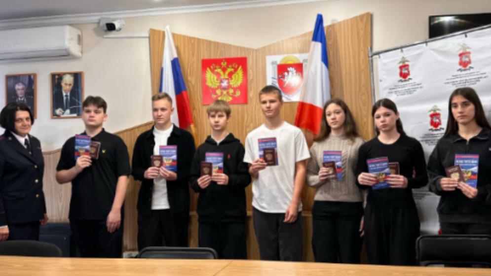 Окупаційні поліціянти в Алушті роздали підліткам паспорти держави-окупанта