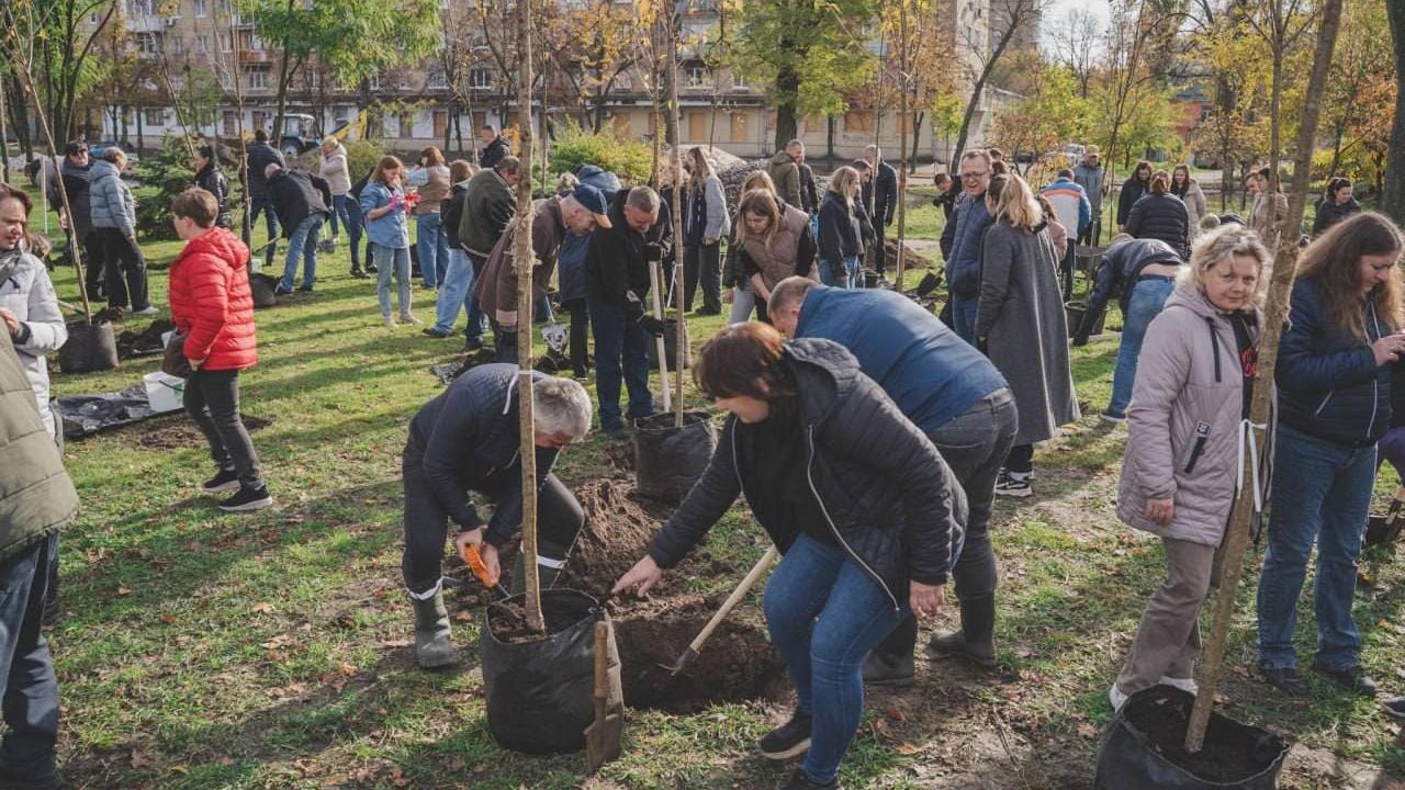 У Києві відновили пошкоджений ворожим обстрілом сквер Павла Горянського