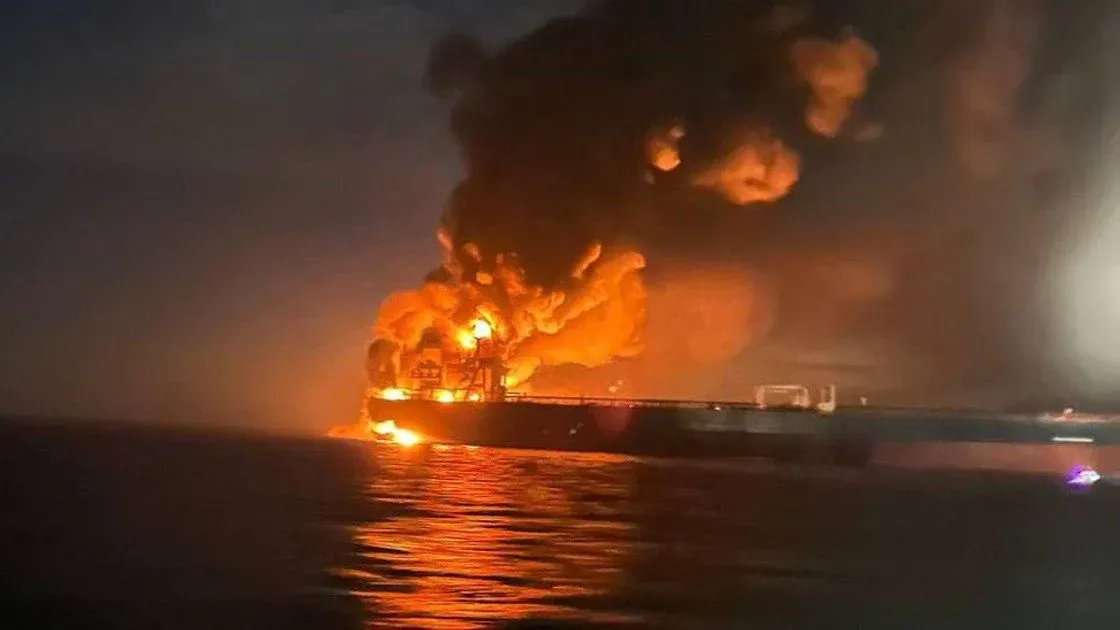 У Чорному морі "самознищилися" два нафтові танкери тіньового флоту росії