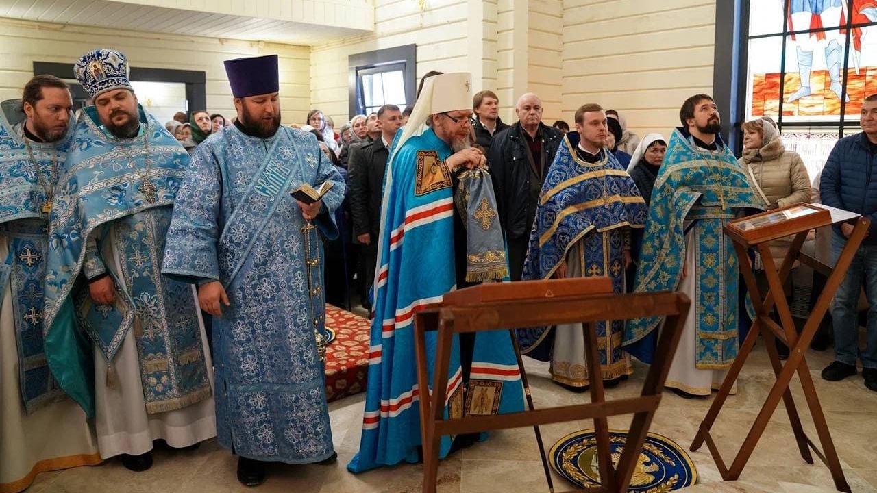 Російський митрополит Тіхон освятив новозбудований храм на березі курортного озера Мойнаки