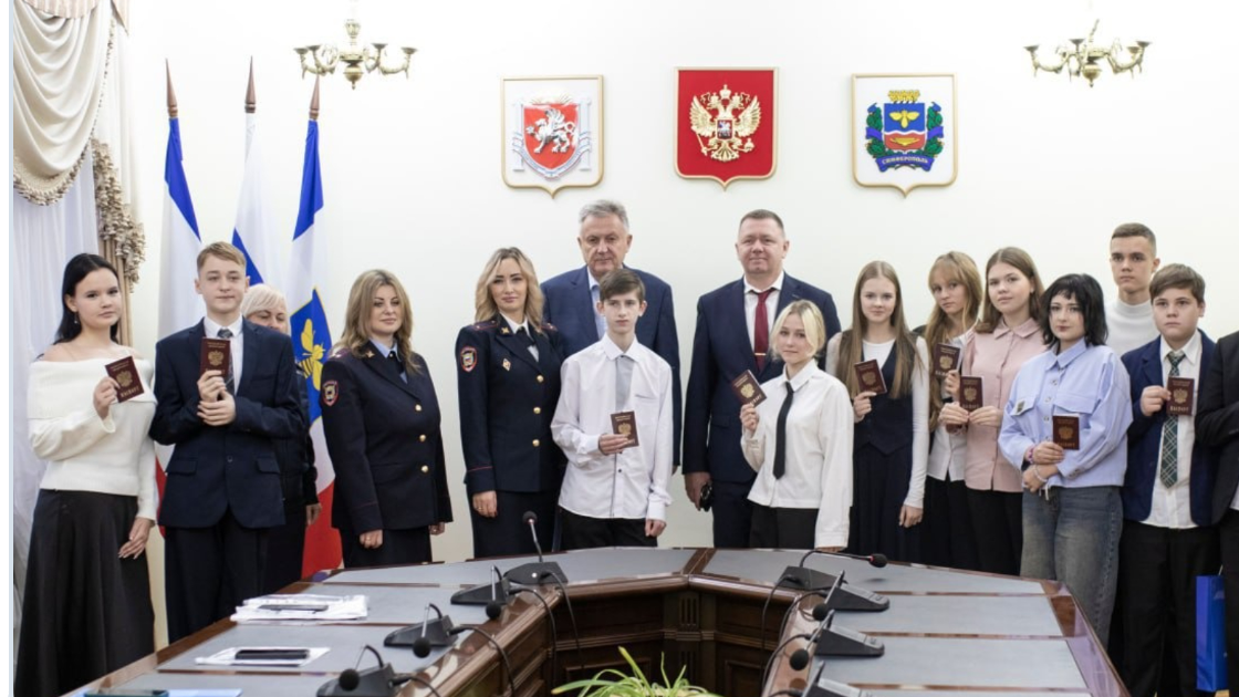 Окупанти продовжують паспортизацію кримських підлітків: цього разу – до дня російської конституції
