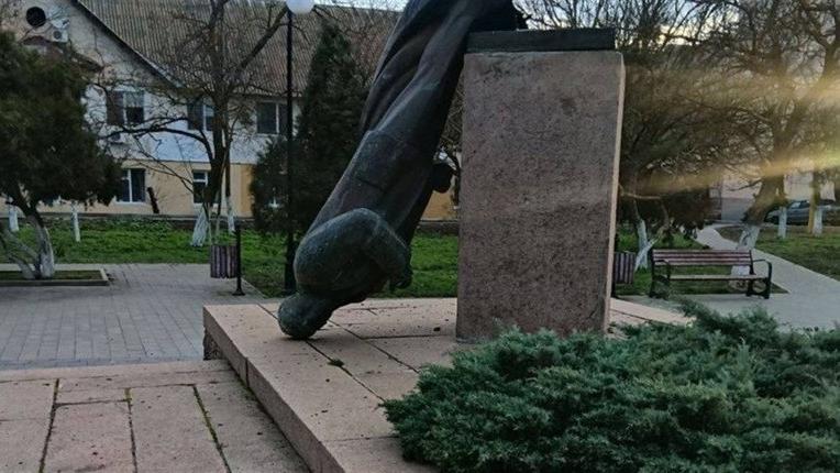 В окупованому Криму звалився пам'ятник Лєніну