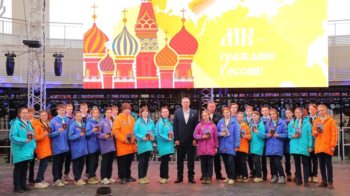 В окупованому «Артеці» ще 25 школярам вручили російські паспорти