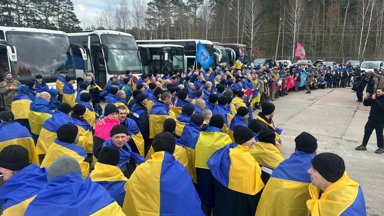 Другий день обміну: з російської неволі визволено 300 військових та двох цивільних українців