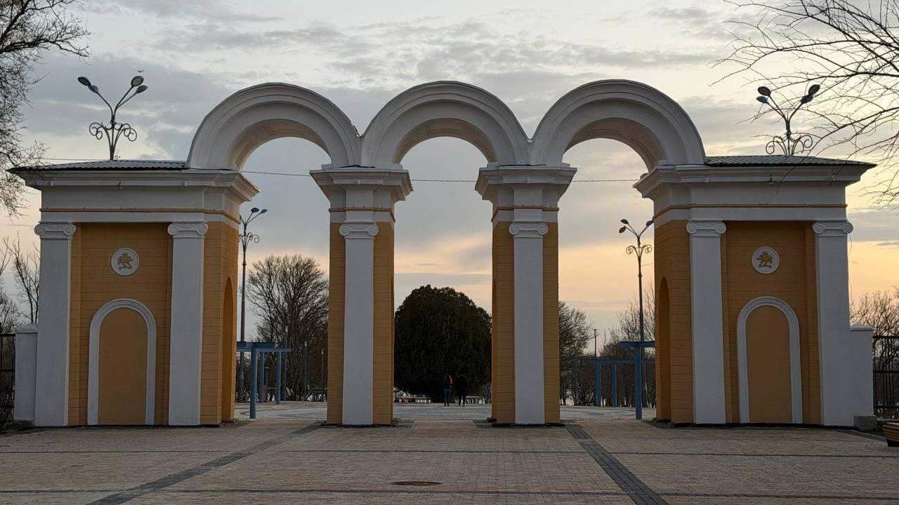 У Керчі осипається щойно відремонтована арка: окупанти витратили на неї 4 млн рублів