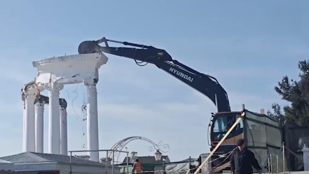 В Алушті знесли символ міста – білосніжну ротонду, яку обіцяли відреставрувати за 10 млн