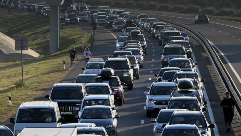 Окупанти встановили для туристів ліміт на перевезення алкоголю «Кримським мостом»