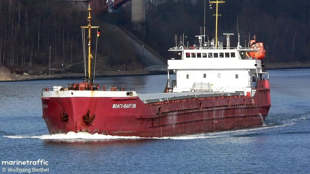 В Азовському морі після атаки БпЛА затонув російський суховантаж із зерном: є загиблі