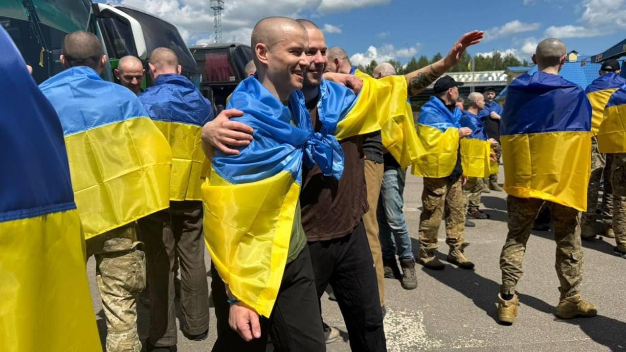 Відбувся 75-й обмін полоненими: додому повертаються 186 українців