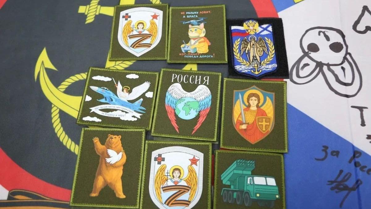 Діти в тимчасово окупованому Севастополі малюють шеврони для окупантів