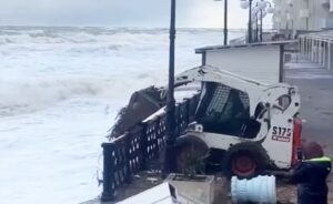 У Севастополі росіяни скидають сміття з набережної у море