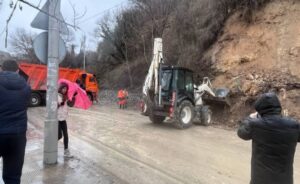 У Севастополі схил продовжує обсипатися на дорогу