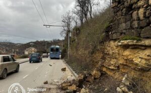 У Севастополі через негоду впала підпірна стіна