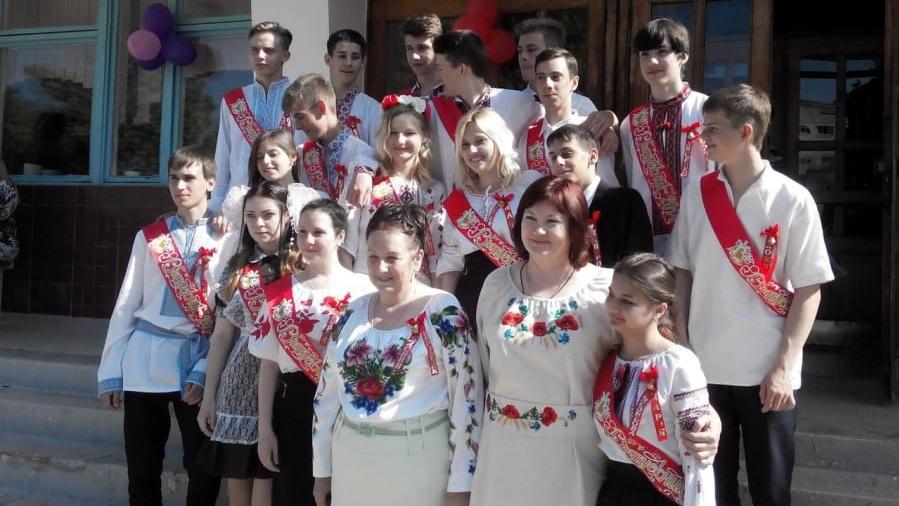 У цей день 11 років тому випускники гімназії окупованого Севастополя вийшли на урочистості у вишиванках