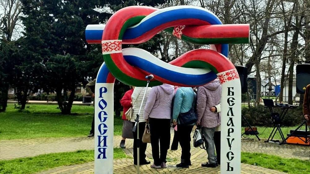 В окупованій Керчі пам’ятник дружби з Україною «перепрошили» під союз із Білоруссю