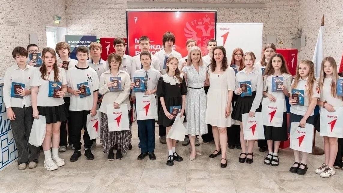 Окупанти незаконно навʼязали російські паспорти ще 21 севастопольському школяру